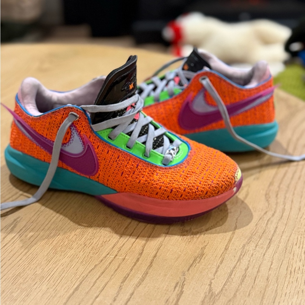 Nike LeBron 20 -Chosen1
Size 7